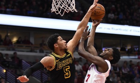 Guard Los Angeles Lakers, Josh Hart (kiri), menghadang guard Chicago Bulls, Justin Holiday, dalam pertandingan basket NBA di Chicago pada Jumat (26/1). 