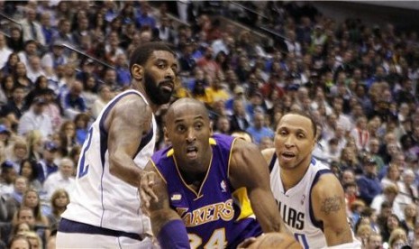  Guard Los Angeles Lakers, Kobe Bryant (tengah), melakukan drives diantara pemain Dallas Mavericks, guard O.J. Mayo (kiri) dan forward Shawn Marion, di laga NBA di Dallas, Texas, Ahad (24/2). 