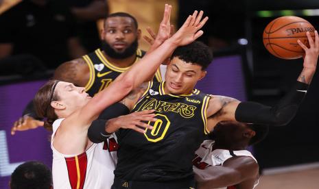 Guard Los Angeles Lakers Kyle Kuzma berusaha memasukkan bola saat melawan Miami Heat dalam gim kedua final NBA 2020 di Florida, AS, Sabtu (3/10) WIB.