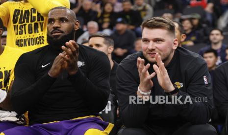 Guard Los Angeles Lakers Luka Doncic (kanan) duduk di sebelah forward LeBron James di bangku cadangan sebelum pertandingan bola basket NBA melawan Los Angeles Clippers, Selasa, 4 Februari 2025, di Inglewood, California.