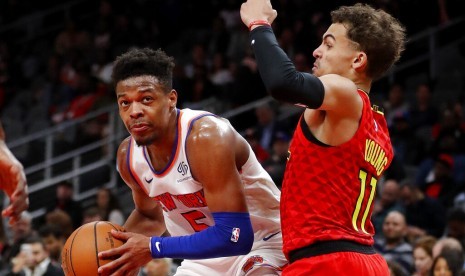 Guard New York Knicks Dennis Smith Jr. (kiri) menghadapi guard Atlanta Hawks Trae Young. 