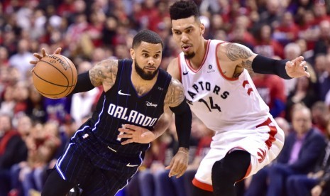 Guard Orlando Magic DJ Augustin (14) membawa bola dijaga guard Toronto Raptors Danny Green (14) pada gim pertama play-off NBA Ahad (14/4) WIB.  