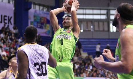 Guard Pacific Caesar, Nuke Saputra hendak menembak saat menghadapi Satya Wacana Salatiga pada IBL Pertalite 2017/2018 Seri 2 Bandung, di GOR C'tra Arena, Bandung, Ahad (17/12).