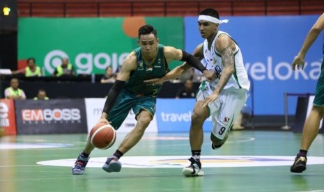 Guard Pacific Caesar Yerikho Tuasela (kanan) menjaga pemain Bima Perkasa Jogja pada Seri IV IBL Pertamax 2020 di Yogyakarta, Kamis (6/2).