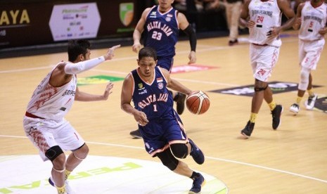 Guard Pelita Jaya Andrie Ekayana membawa bola saat berhadapan dengan Bima Perkasa Jogja pada Seri 5 IBL Pertalite 2017/2018 di Surabaya, Ahad (21/1).