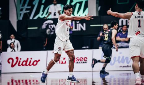 Guard Pelita Jaya Yesaya Saudale berselebrasi setelah mencetak poin di kompetisi IBL 2023 melawan Mountain Gold.