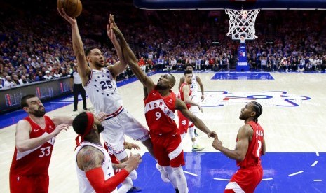 Guard Philadelphia 76ers Ben Simmons melepaskan tembakan dijaga forward Toronto Raptors Serge Ibaka pada gim keenam play-off babak kedua NBA di Philadelphia, Jumat (10/5) WIB.