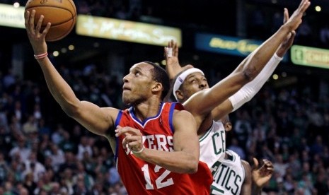 Guard Philadelphia 76ers, Evan Turner (12) mencetak skor dalam gim kedua semifinal Playoff Wilayah Timur di Boston (14/5).