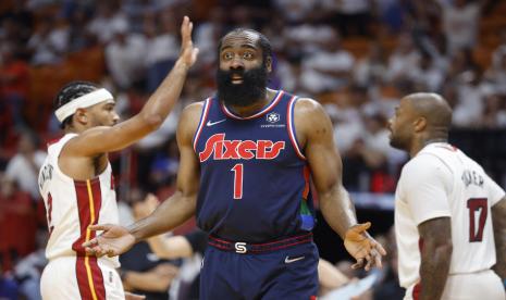 Guard Philadelphia 76ers James Harden (tengah) bereaksi dalam paruh pertama game kedua seri semifinal Wilayah Timur NBA antara Miami Heat dan Philadelphia 76ers di FTX Arena, Miami, Florida, AS, 4 Mei 2022. Harden ingin bertahan di 76ers dan rela dapatkan bayaran lebih rendah.