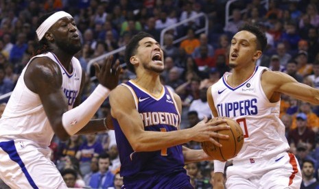 Guard Phoenix Suns Devin Booker (tengah). Devin Booker menjadi pemain NBA 2K20 terbaik di liga esports.