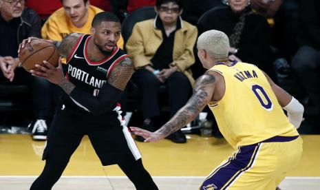 Guard Portland Trail Blazers Damian Lillard (membawa bola).