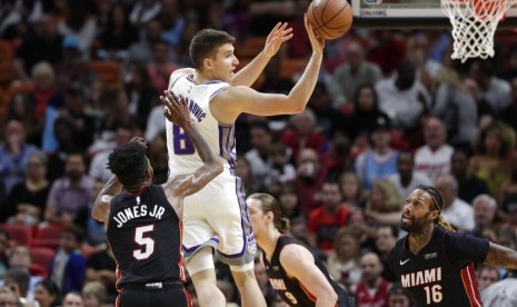 Guard Sacramento Kings Bogdan Bogdanovic (8) mengoper bola saat dijaga forward Miami Heat Derrick Jones Jr. (5) dan James Johnson (16). Heat menang 118-113 lewat overtime. 