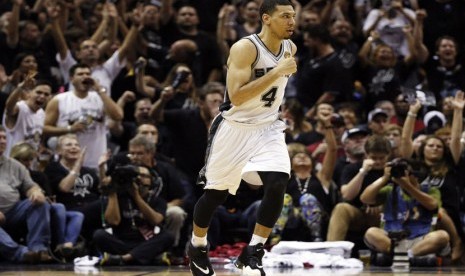 Guard San Antonio Spurs, Danny Green, bereaksi usai mencetak lemparan tiga angka saat menghadapi Miami Heat di final NBA pada Kamis (5/6).