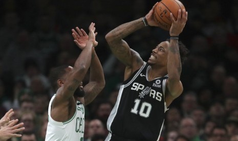 Guard San Antonio Spurs DeMar DeRozan (kanan) menembak dijaga guard Boston Celtics Brad Wanamaker.