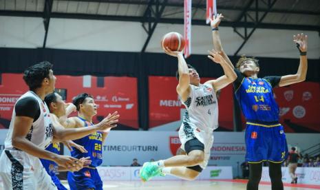 Guard Satria Muda Pertamina Abraham Damar Grahita mencoba memasukkan bola saat menghadapi Satya Wacana Salatiga pada pertandingan IBL All Indonesian 2024 di Hall Basket Senayan, Jakarta, Kamis (26/9/2024) malam.