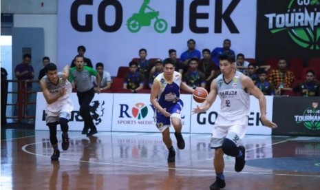 Guard SM Pertamina (kedua kanan) membawa bola saat menghadapi Garuda Bandung pada Turnamen Pramusim IBL Gojek 2018.