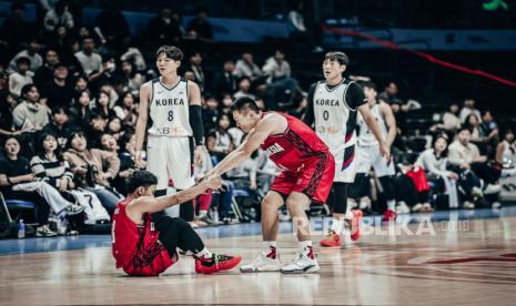 Guard timnas basket putra Indonesia Abraham Damar Grahita berusaha membantu rekannya Yudha Saputera dalam pertandingan kualifikasi FIBA Asia Cup 2025 melawan Korea Selatan, Kamis (21/11/2024).