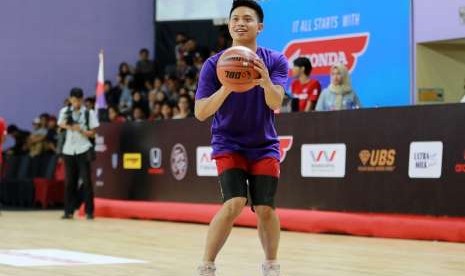 Guard timnas basket putra Indonesia Andakara Prastawa Dhyaksa beraksi dalam Honda 2 Ball Challange yang bertujuan menyumbang dana untuk korban gempa di Lombok.