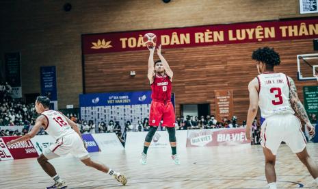 Guard timnas basket putra Juan Laurent Kokodiputra melepaskan tembakan pada pertandingan SEA Games Vietnam.