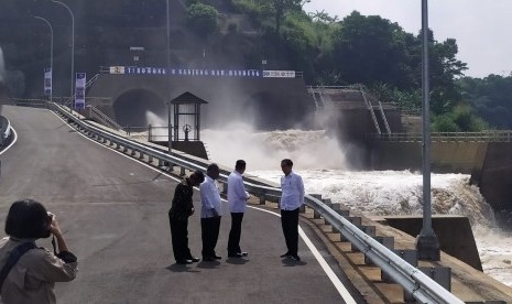 Presiden Jokowi meresmikan Terowongan Nanjung Curug Jompong di Kabupaten Bandung, Rabu (29/1). 