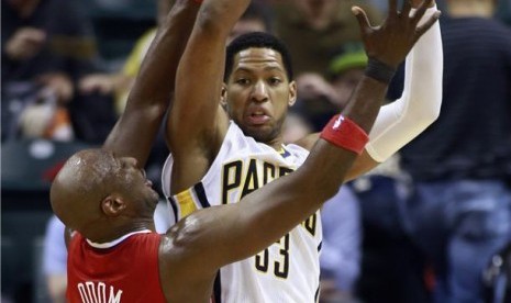 Guards Indiana Pacers, Danny Granger (kanan), melepaskan tembakan di tengah hadangan forward Los Angeles Clippers, Lamar Odom, di pertandingan NBA di Indiana. 