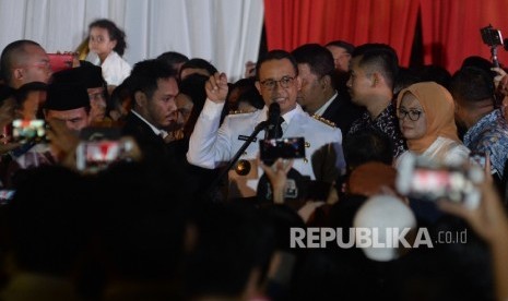 Gubernur DKI Jakarta Anies Baswedan memberikan sambutan acara pesta rakyat pelantikan gubernur dan wakil gubenrur DKI Jakarta Anies-Sandi di halaman Balai Kota, Jakarta, Senin (16/10) malam. 