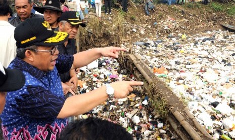 Gubenrur Jabar Ahmad Heryawan meninjau tumpukan sampah yang menyumbat aliran anak Sungai Citarum, belum lama ini.