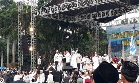 Gubenur DKI Jakarta, Anies Baswedan memberikan sambutan  dalam acara Reuni 212 di Lapangan Monas, Jakarta, Sabtu (2/12)