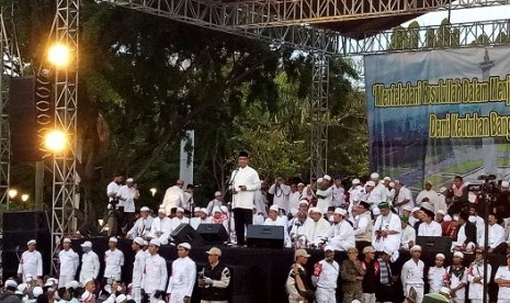 Gubernur DKI Jakarta, Anies Baswedan memberikan sambutan dalam acara Reuni 212 di Lapangan Monas, Jakarta, Sabtu (2/12)