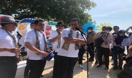 Gubenur DKI Jakarta, Anies Rasyid Baswedan, usai mencanangkan Jakarta Hajatan yang menjadi bagian serangkaian HUT ke-495 DKI di Pulau Bidadari, Kepulauan Seribu, Selasa (24/5).