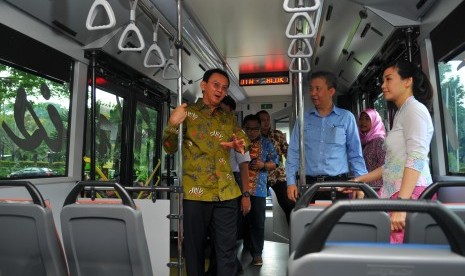 Gubenur DKI Jakarta Basuki Tjahaja Purnama (kiri) berbincang dengan Direktur Utama Transjakarta Budi Kaliwono (tengah) dan Ibu Veronica Tan (kanan) saat meluncurkan bus Transjakarta khusus perempuan dalam acara Transjakarta Untuk Hari Kartini di Jakarta, K