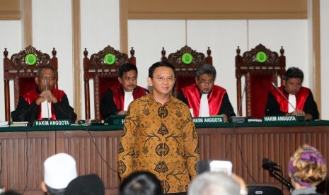 Gubenur nonaktif DKI Jakarta Basuki Tjahaja Purnama atau Ahok bersiap menjalani persidangan lanjutan kasus dugaan penistaan agama di Auditorium Kementerian Pertanian, Jakarta, Selasa (3/1).