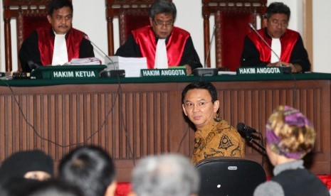 Gubenur nonaktif DKI Jakarta Basuki Tjahaja Purnama atau Ahok bersiap menjalani persidangan lanjutan kasus dugaan penistaan agama di Auditorium Kementerian Pertanian, Jakarta, Selasa (3/1).