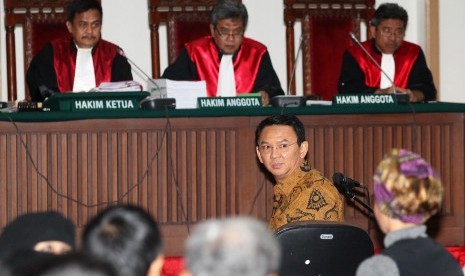 Terdaksa Basuki Tjahaja Purnama atau Ahok menjalani persidangan lanjutan kasus dugaan penistaan agama di Auditorium Kementerian Pertanian, Jakarta, Selasa (3/1). 