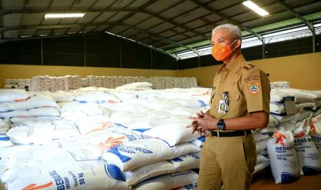 Gubernr Jawa Tengah, Ganjar Pranowo usai melakukan peninjauan di gudang beras Bulog Banaran, Kecamatan Delanggu, Kabupaten Klaten, Jawa Tengah, Senin (29/3).