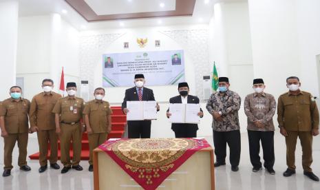 Gubernur Aceh  Ir H Nova Iriansyah, MT bersama Rektor UIN Ar-Raniry Prof Dr H Warul Walidin AK, MA memperlihatkan berita acara serah terima Akademi Keperawatan Cut Nyak Dhien dari Pemerintah Aceh kepada Kementerian Agama RI up UIN Ar-Raniry Banda Aceh usai ditandatangani, Selasa (22/3) di Auditorium Prof Ali Hasjmy Kopelma Darussalam.