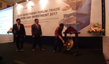 Gubernur Aceh Irwandi Yusuf memaparkan sejumlah prospek kerja sama investasi Aceh di depan pengusaha dan Duta Besar dalam acara Aceh Investment Forum- Trade, Tourism dan Investment, di Shangri-La Hotel Jakarta, Kamis (16/11).