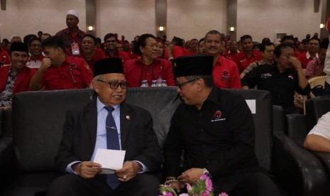 Gubernur Aceh Zaini Abdullah berbincang bersama Sekjen DPP PDIP Hasto Kristiyanto dalam acara pembukaan Rakerda PDIP Provinsi Aceh, di Hotel Grand Aceh, Sabtu (6/8).