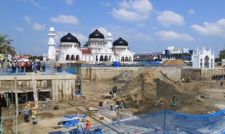 Gubernur Aceh Zaini Abdullah bersama rombongan berdiri di sisi kiri masjid menyaksikan pekerjaan proyek pembangunan perluasan Masjid Raya Baiturrahman, Banda Aceh, Rabu (17/2). 