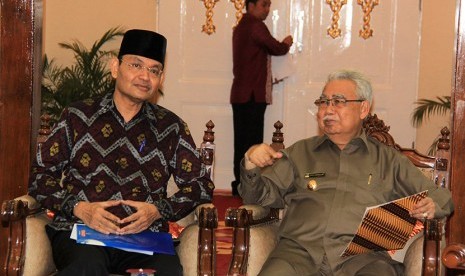 Gubernur Aceh, Zaini Abdullah (kanan).