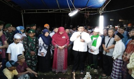 Gubernur Aher memimpin doa pemakaman almarhum ibunya. 