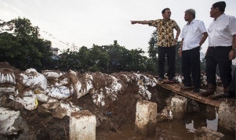 Gubernur Ahok tinjau tanggul Kali Sunter, Kelapa Gading, Jakarta Utara, Kamis (12/2).