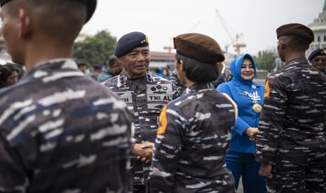 Laksamana Madya TNI Denih Hendrata (kedua kiri).