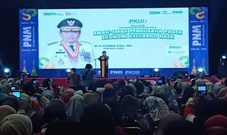 Gubernur Al Haris saat menghadiri acara Pelaksanaan Pengembangan Kapasitas Usaha (PKU) yang bertempat di Gedung Ratu Convention Center (RCC) Jambi, Selasa (18/07/2023).