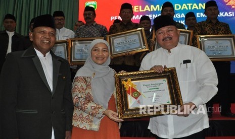 Gubernur Alex Noerdin, Jumat (15/12) di asrama haji Sumsel menerima Baznas Award 2017 untuk kategori penghargaan khusus Gubernur Pendukung Kebangkitan Zakat yang diserahkan Wakil Ketua Baznas Emmy Hamidiyah.