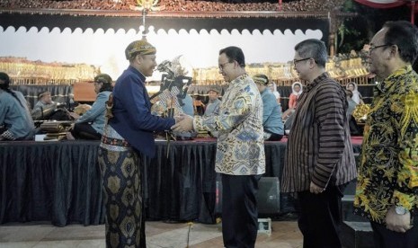 Gubernur Anies Baswedan bersama masyarakat saksikan wayang kulit di Pasar Seni Ancol.