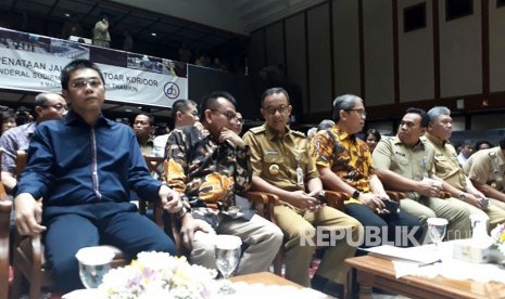 Gubernur Anies Baswedan menghadiri sosialisasi penataan jalan dan trotoar koridor Jenderal Sudirman-MH Thamrin di Ruang Balai Agung, Gedung Balai Kota, Jalan Medan Merdeka Selatan, Jakarta Pusat, Selasa (6/3).