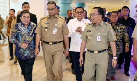 Gubernur Anies Baswedan mengunjungi Hotel Santika.