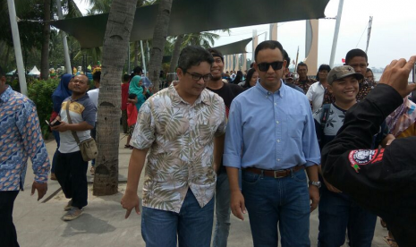 Gubernur Anies Baswedan mengunjungi Pantai Ancol.