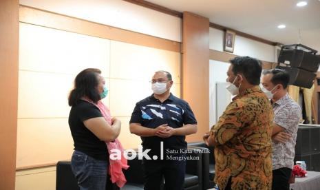 Gubernur Babel, Erzaldi Rosman di hadapan pelaku pariwisata Pulau Bangka di Rumah Dinas Gubernur, Ahad (24/10). Pemerintah Provinsi (Pemprov) Bangka Belitung (Babel) akan membuat berbagai acara dan kegiatan yang dikemas dalam paket wisata, untuk di Pulau Bangka dan Belitung. 